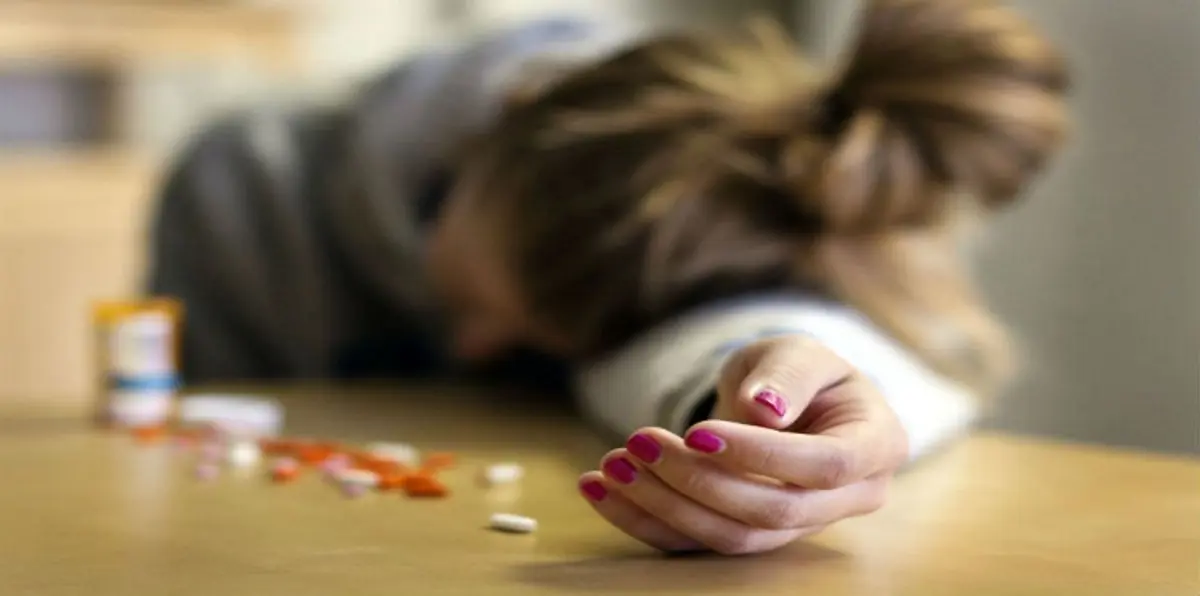 ‫فتاة تحاول الانتحار في الشارقة.. ووالدتها تتهم "الجن"‬