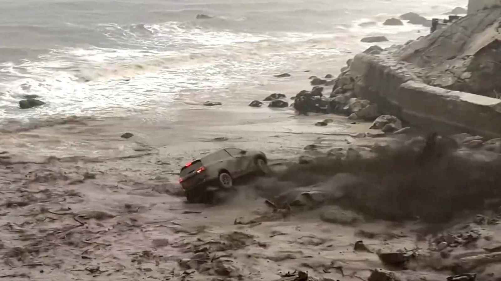 بعد الحرائق.. فيضانات عارمة وانهيارات في لوس أنجلوس (فيديو)