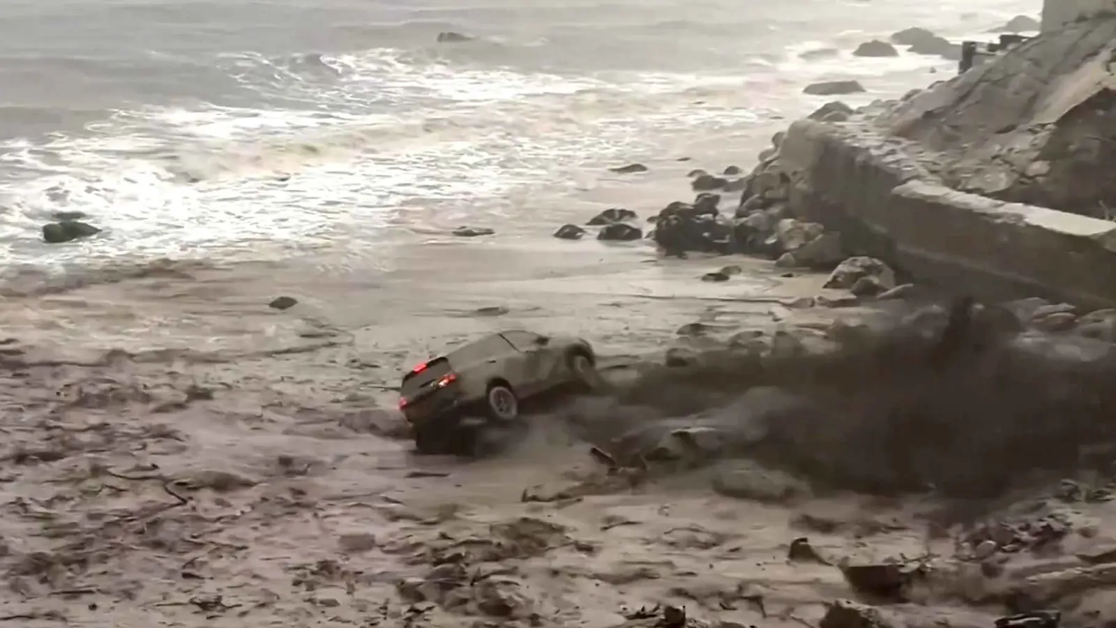 بعد الحرائق.. فيضانات عارمة وانهيارات في لوس أنجلوس (فيديو)