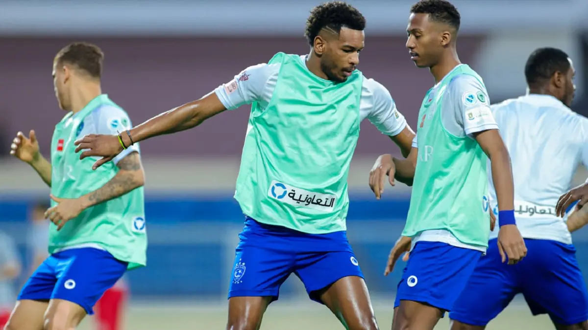 علي البليهي يعترض على قرار رامون دياز في مباراة الهلال وضمك (فيديو)