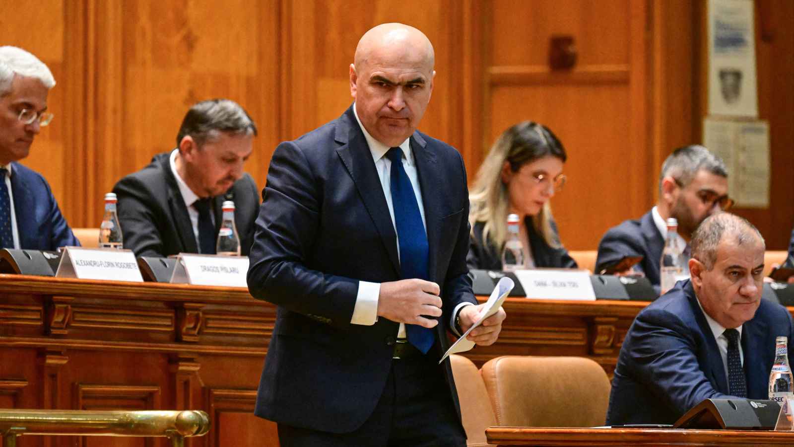 رئيس وزراء رومانيا ينجو من تصويت بحجب الثقة