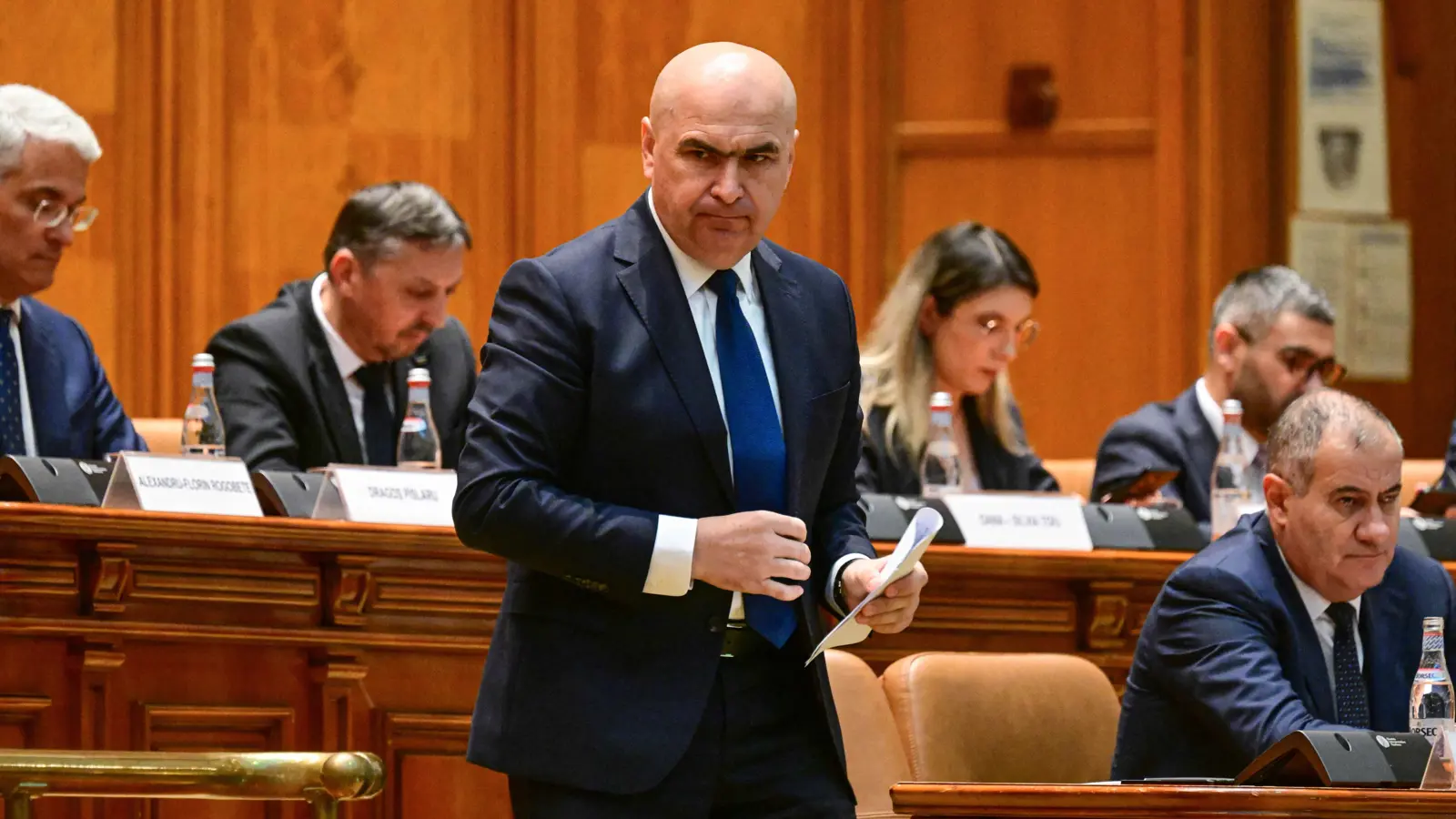 رئيس وزراء رومانيا ينجو من تصويت بحجب الثقة