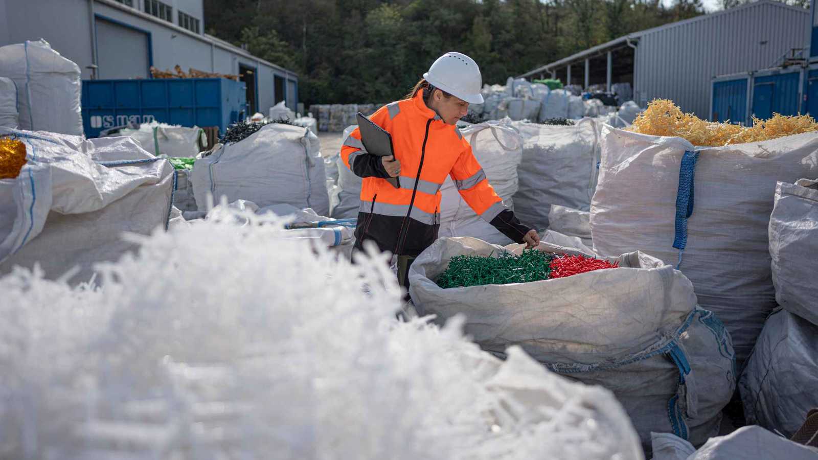 بكتيريا تصنع بديلاً واعدًا للبلاستيك النفطي