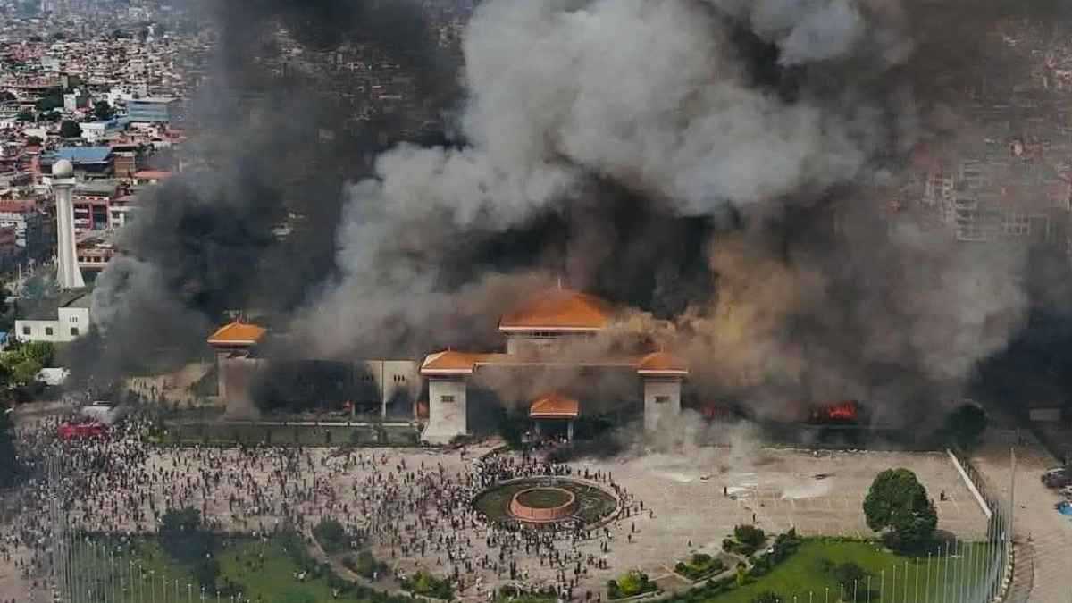 إحراق القصر الرئاسي ومنازل الوزراء.. ماذا يحدث في نيبال؟ (فيديو وصور)