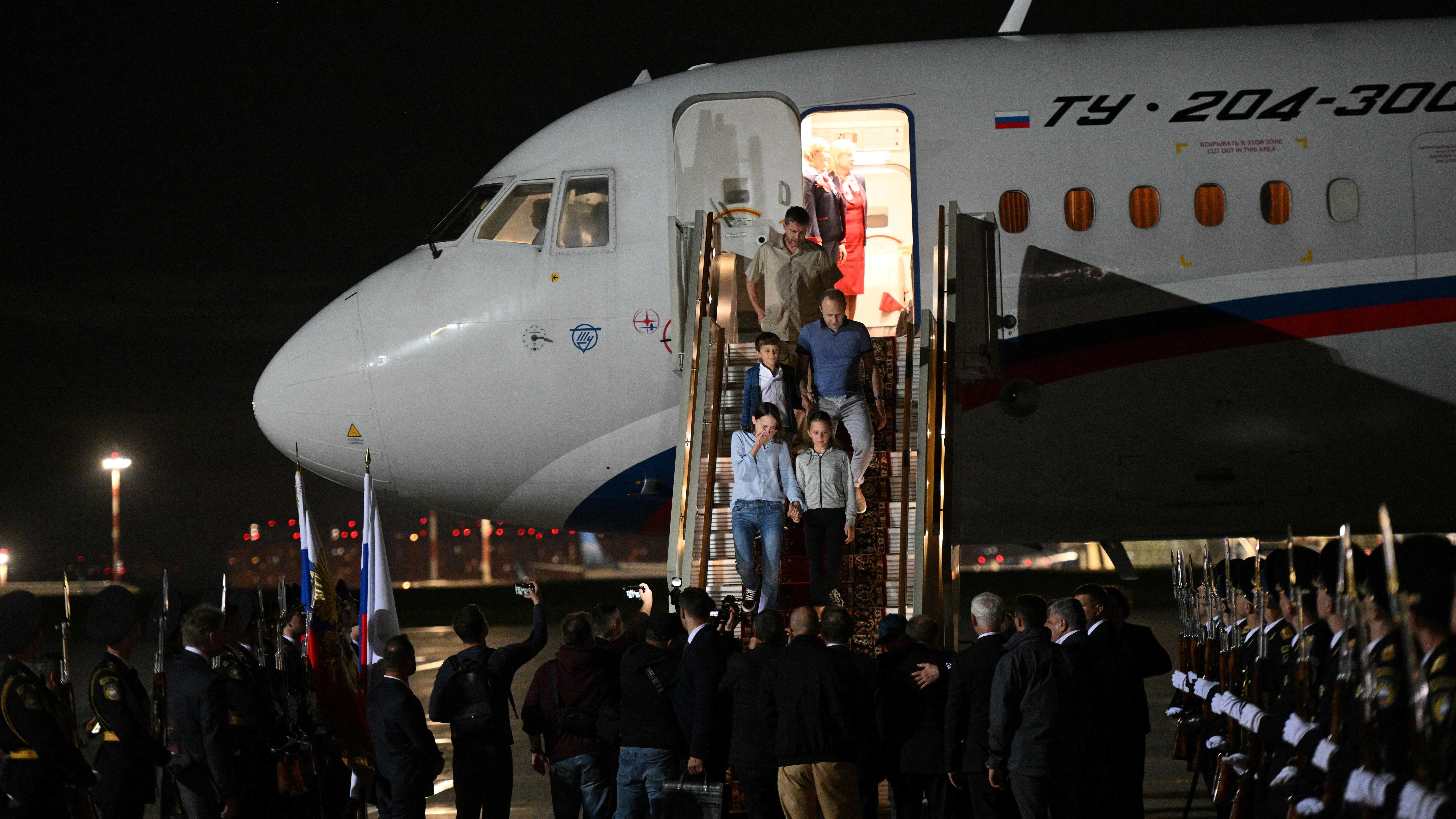 بينهم صحفيان.. أبرز السجناء المفرج عنهم ضمن صفقة روسيا والغرب