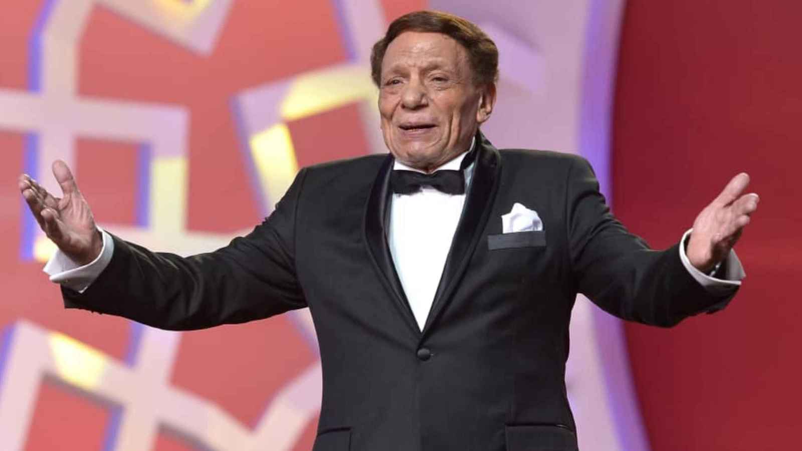 غياب عادل إمام عن جنازة شقيقته يعيد الجدل حول وضعه الصحي