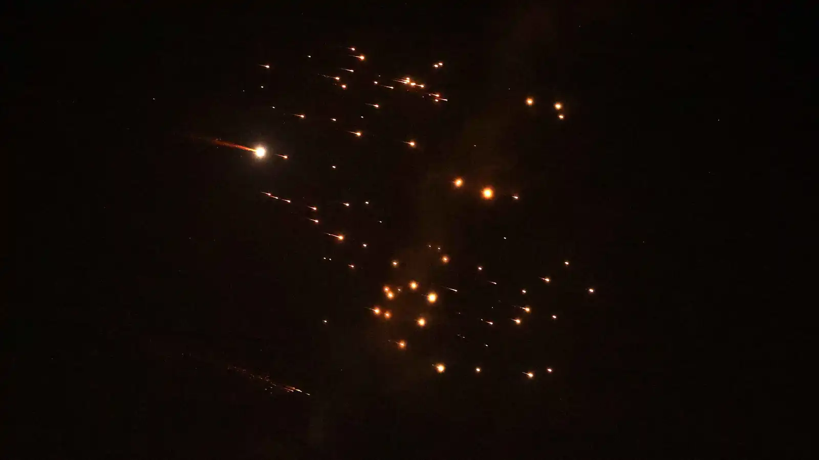 دفعة صاروخية ضخمة تستهدف حيفا وشمال إسرائيل وتل أبيب