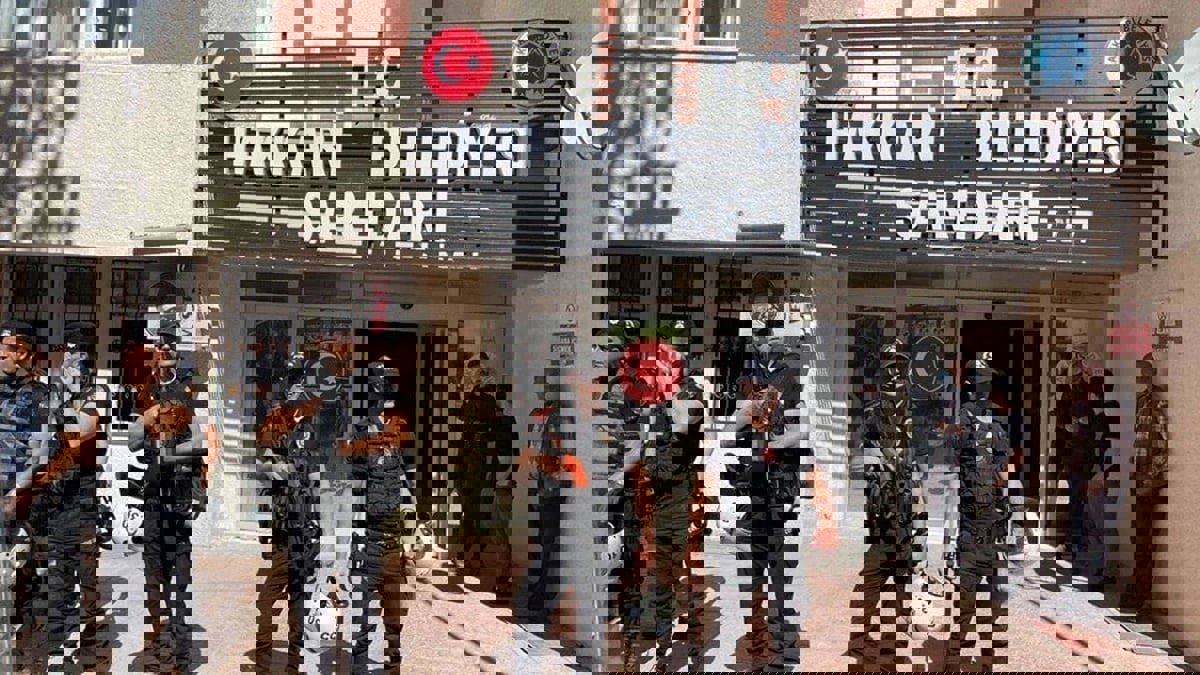 غضب في صفوف المعارضة التركية بعد إقالة رئيس بلدية مؤيد للأكراد 