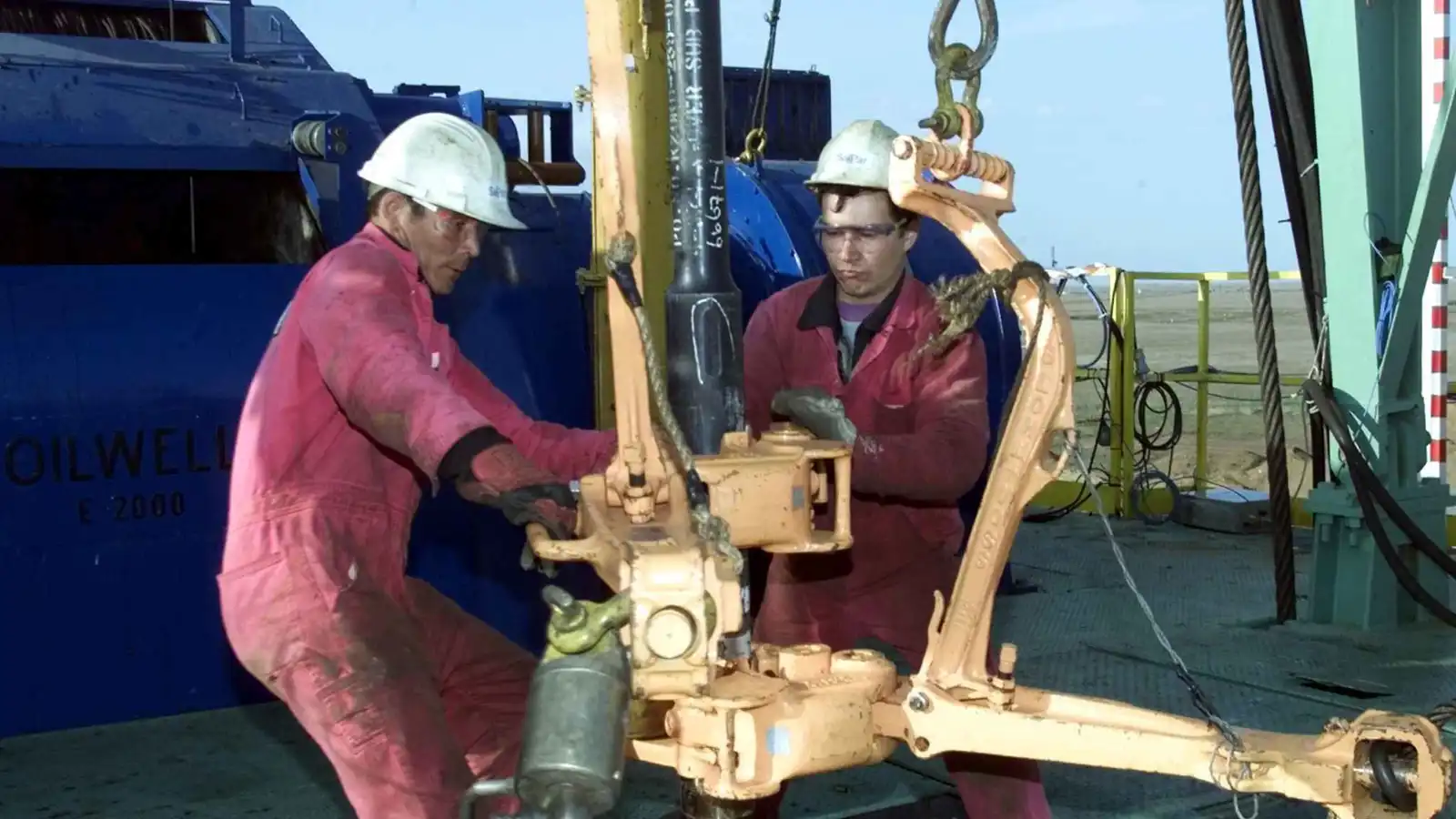 هجوم أوكراني يجبر حقل نفط في كازاخستان على خفض صادراته (فيديو)