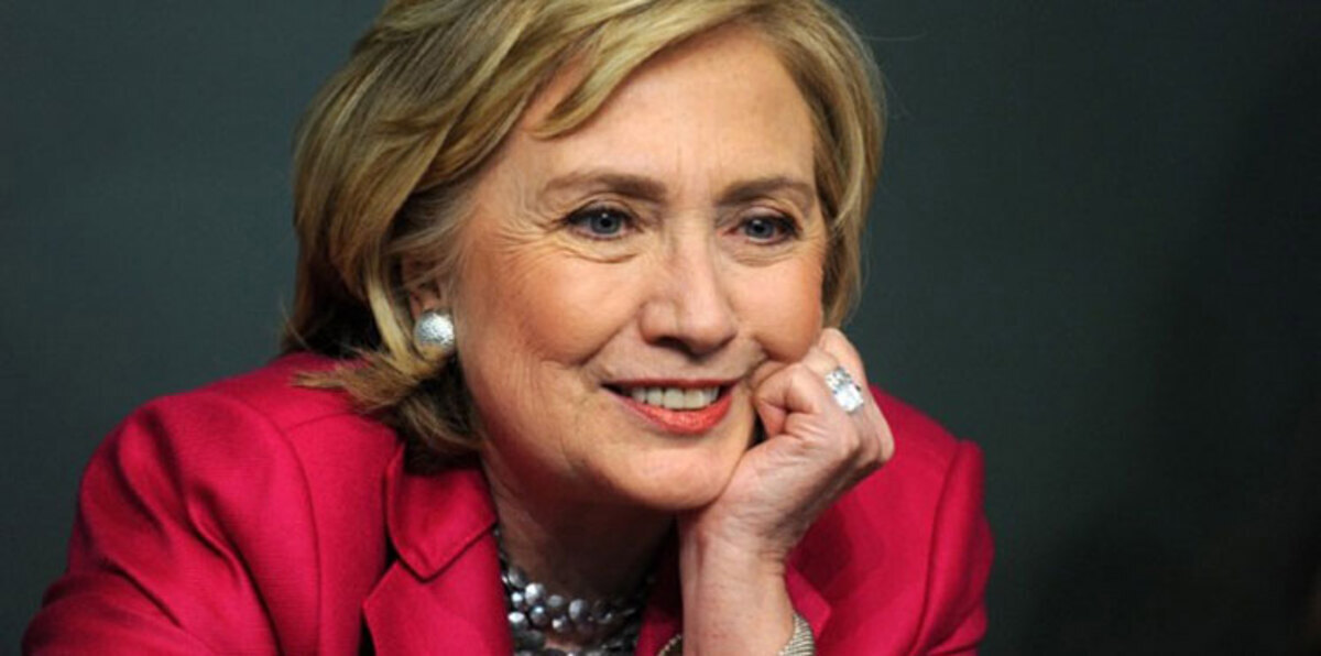 أزياء هيلاري كلينتون.. رسائل سياسية