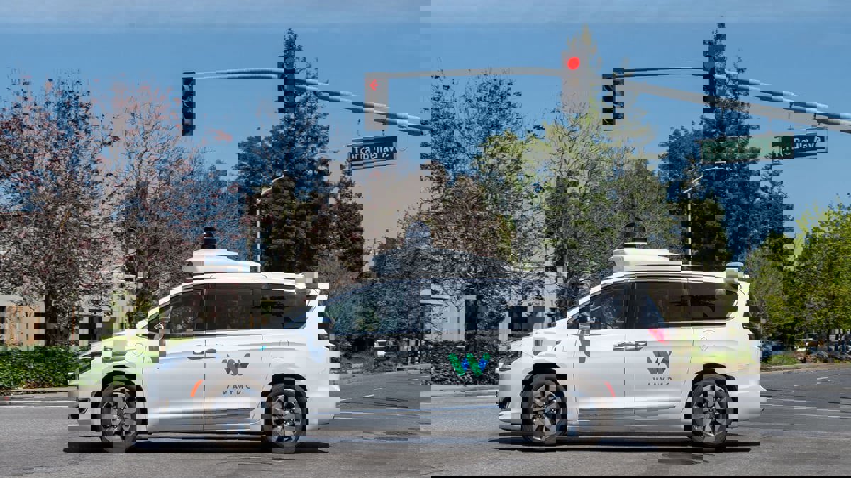 ‪ أمريكا.. سيارة "وايمو" ذاتية القيادة تتعرض لهجوم