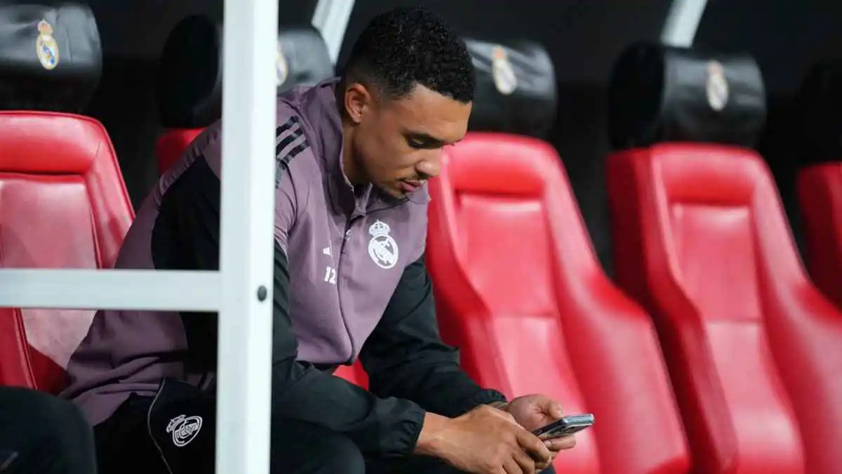 بعد أنباء عرضه للبيع.. رد فعل مفاجئ من أربيلوا تجاه أرنولد