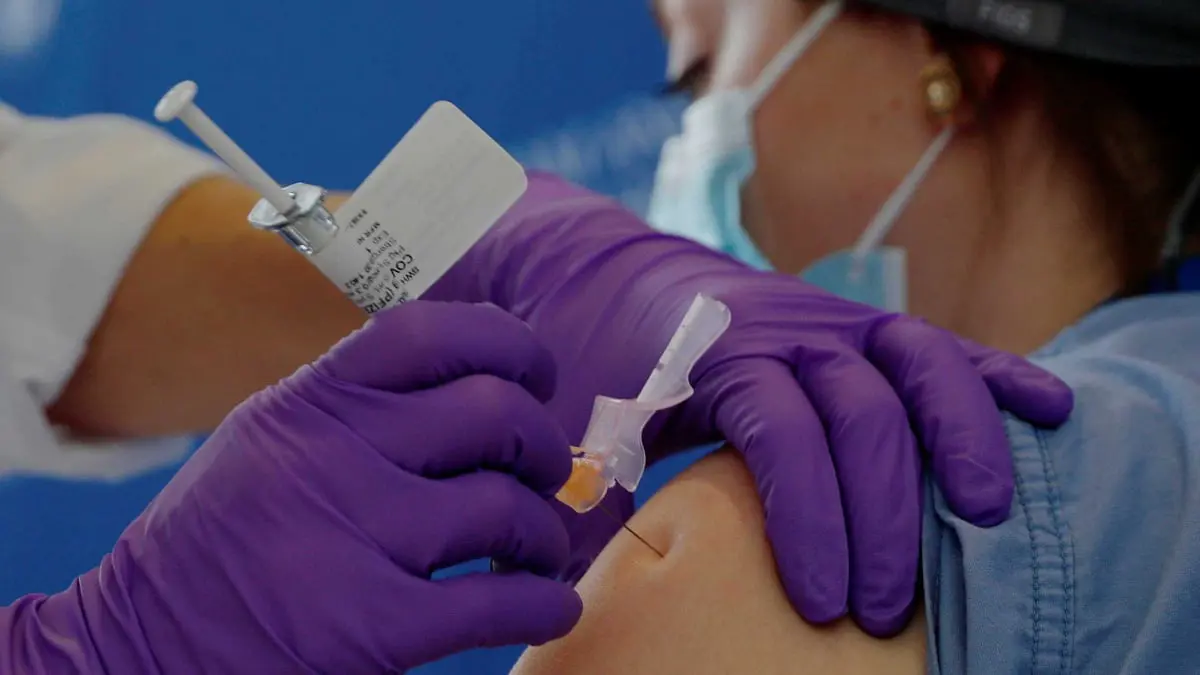 الأزهر: لا يجوز استخدام لقاح كورونا الذي يحتوي على مشتقات الخنزير إلا بشرط