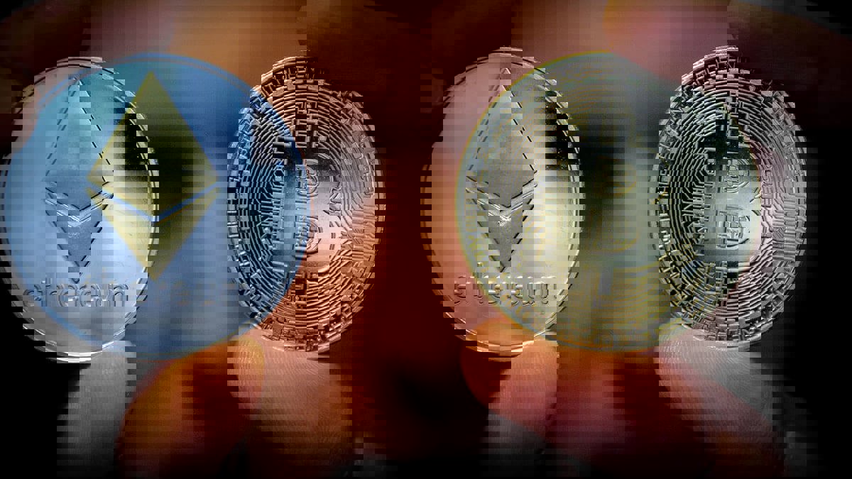 موجة بيع جامحة تهوي بسوق العملات المشفرة