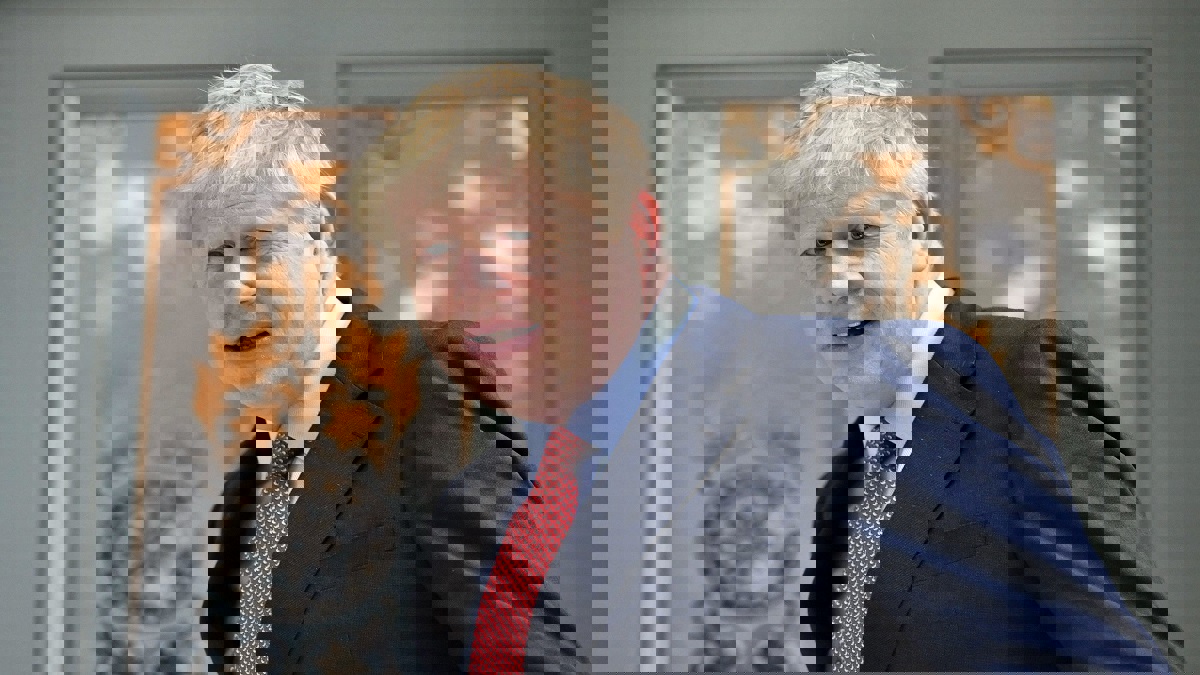 بوريس جونسون يشارك في تنظيف بريطانيا بعد الفيضان (صور)