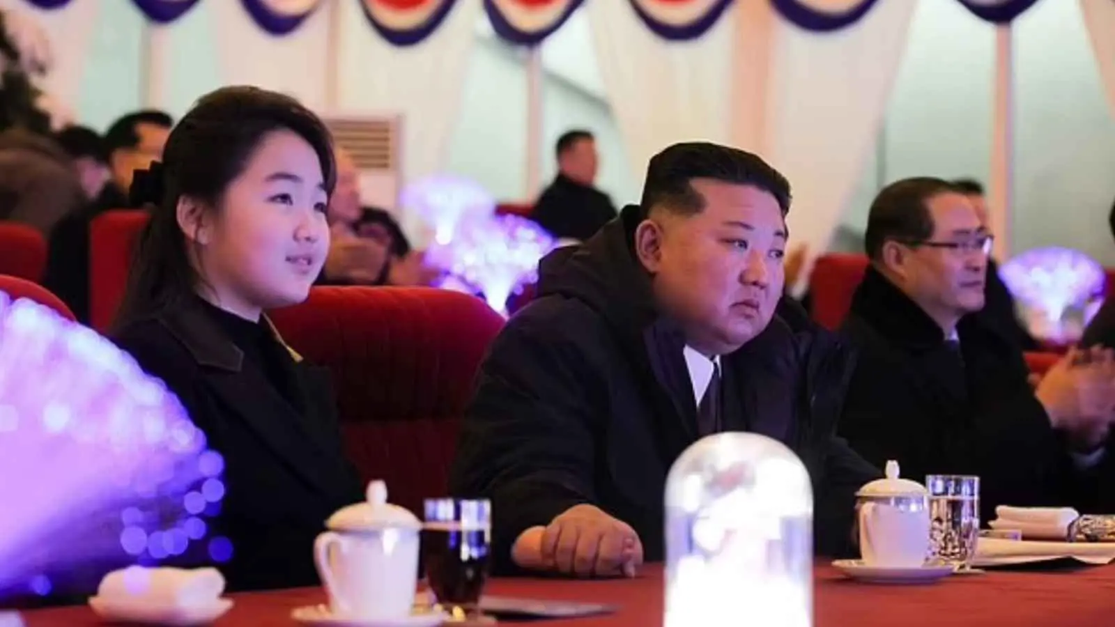 زعيم كوريا الشمالية يحضر احتفالات العام الجديد مع ابنته (صور)