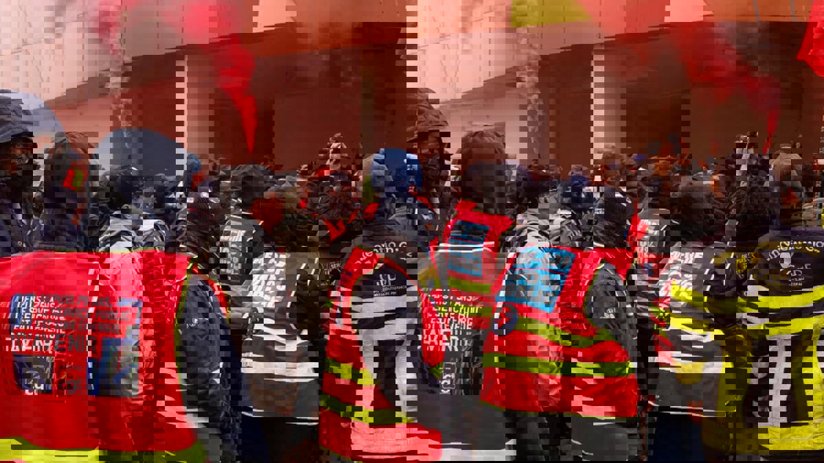 أزمة قانون "التقاعد" مستمرة.. احتجاجات واشتباكات مع الشرطة في فرنسا