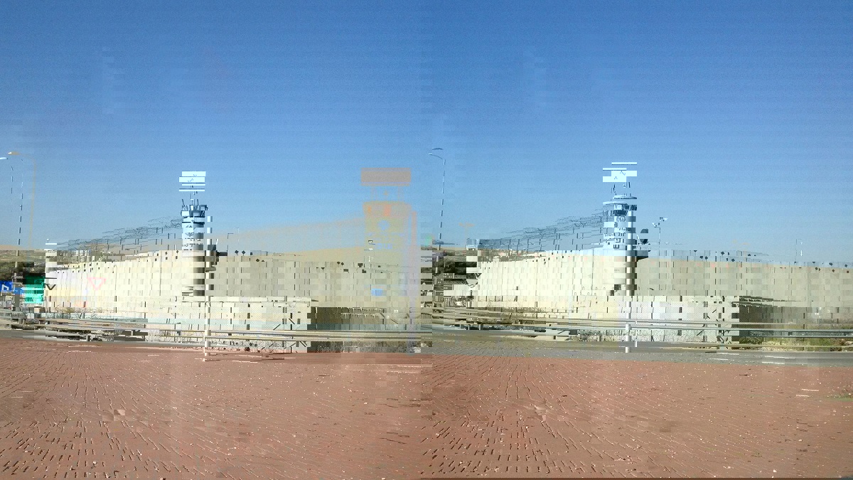 توتر بسجن عوفر الإسرائيلي بعد مداهمة غرف الأسرى الفلسطينيين (فيديو)