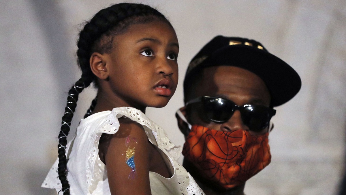 في مشهد مؤثر .. طفلة جورج فلويد تبهر العالم (فيديو وصور)