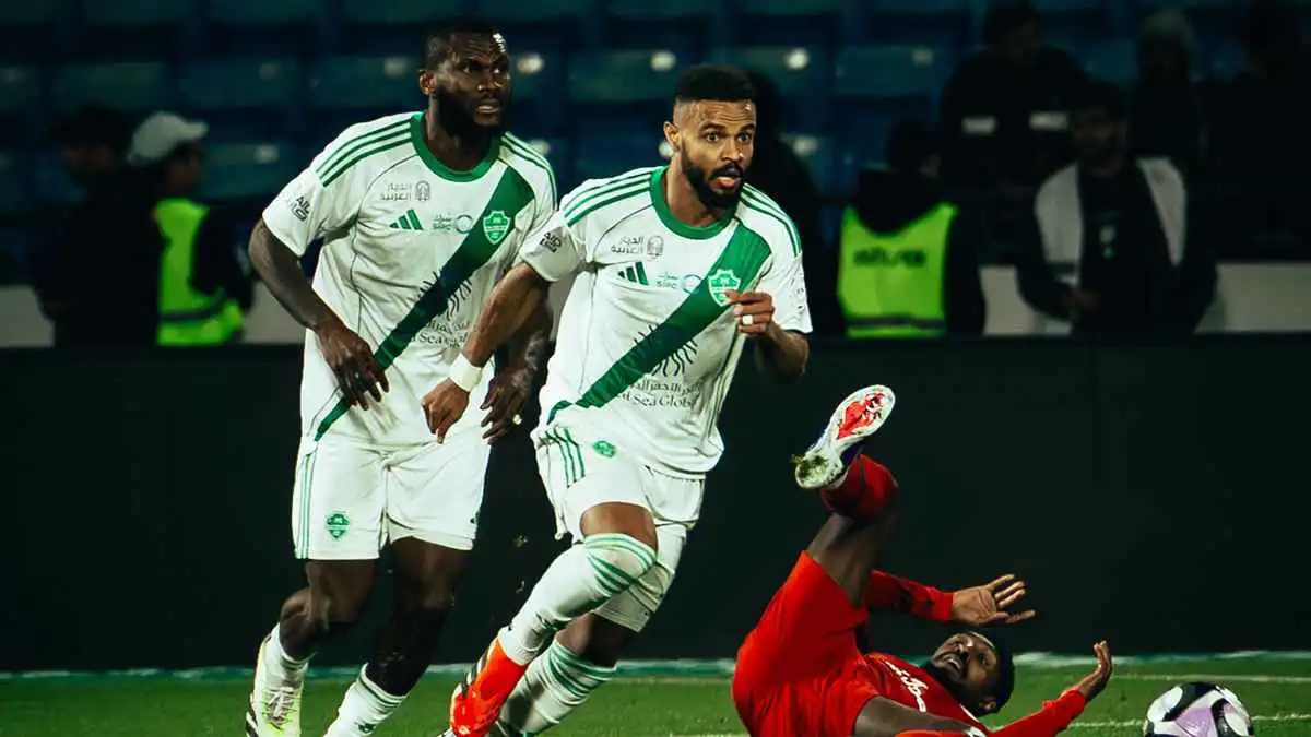 الأهلي يفوز على ضمك في مباراة مثيرة