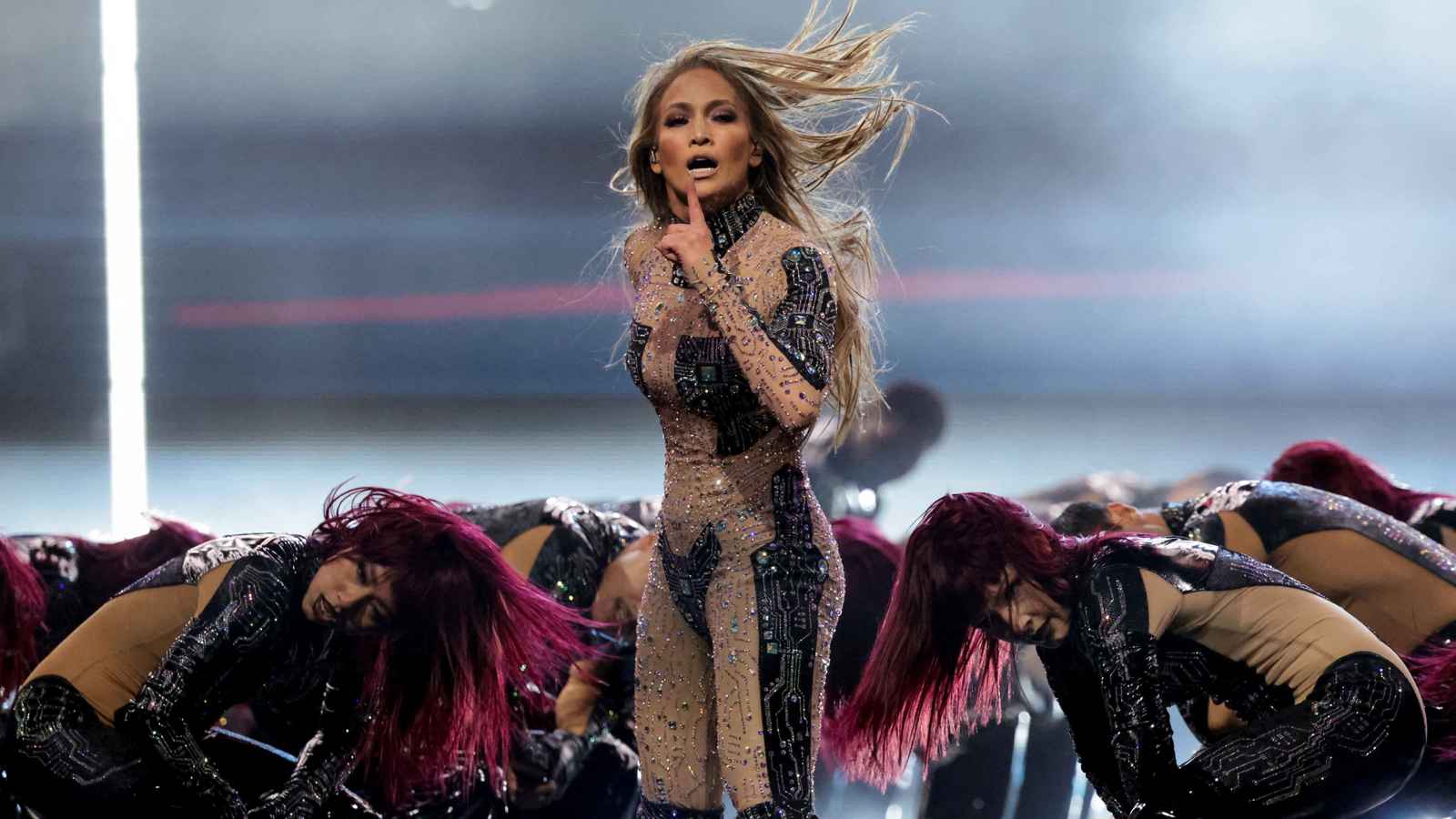 "لقطة صادمة".. جنيفر لوبيز تواجه عاصفة انتقادات بعد حفل غنائي (صور)