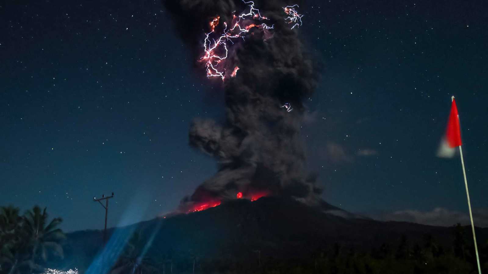 بركان إندونيسي يطلق سحابة رماد هائلة بارتفاع 10 كيلومترات (فيديو)