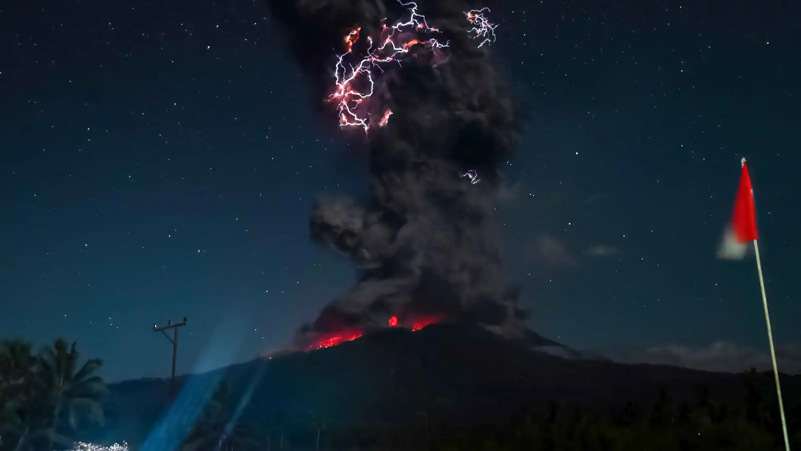بركان إندونيسي يطلق سحابة رماد هائلة بارتفاع 10 كيلومترات (فيديو)