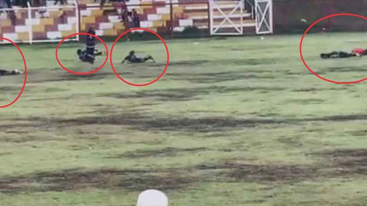 وفاة لاعب وإصابة 5 آخرين بعد ضرب صاعقة لملعب كرة قدم (فيديو)