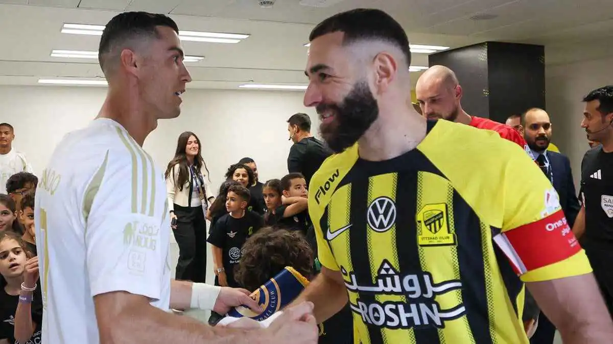 برسالة نصية.. هل تعمد بنزيما السخرية من رونالدو بعد الانتقال للهلال؟