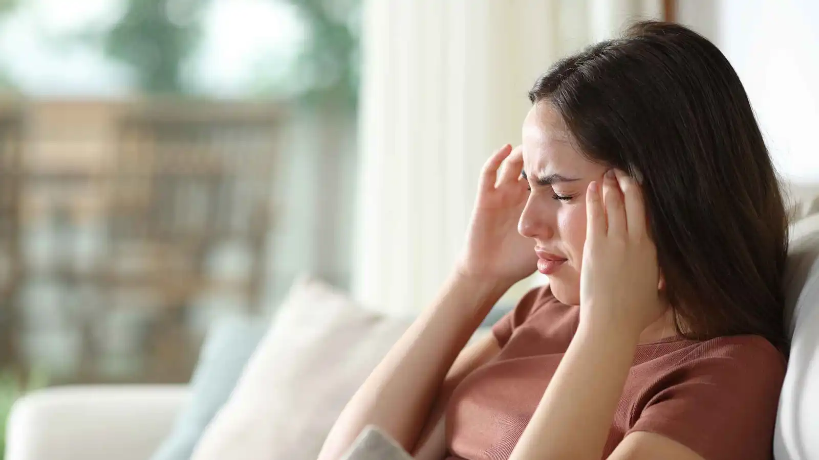 الصداع أكثر من إرهاق.. تعرف على علامات ورم الدماغ المبكرة