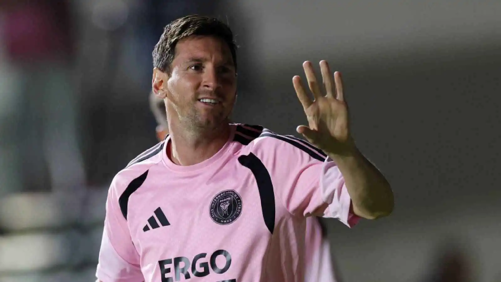 حكم يطلب معانقة ليونيل ميسي (فيديو)