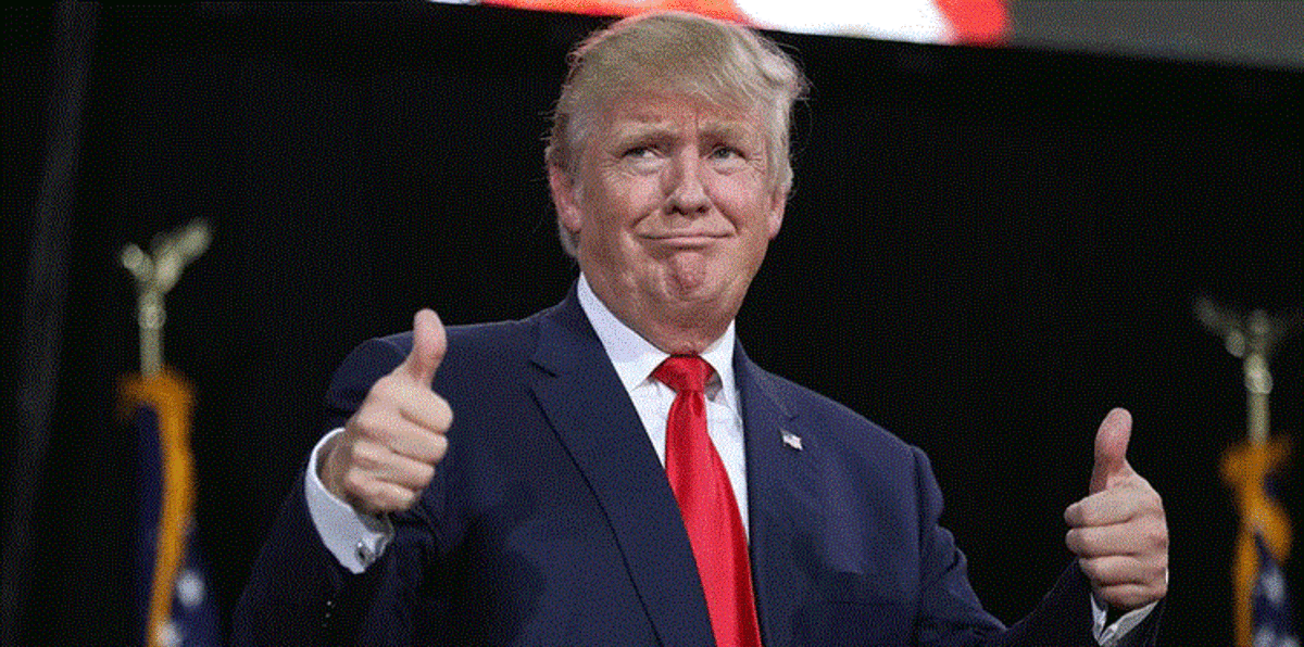 مايكل مور: دونالد ترامب سيغادر البيت الأبيض قبل أن يستقر فيه