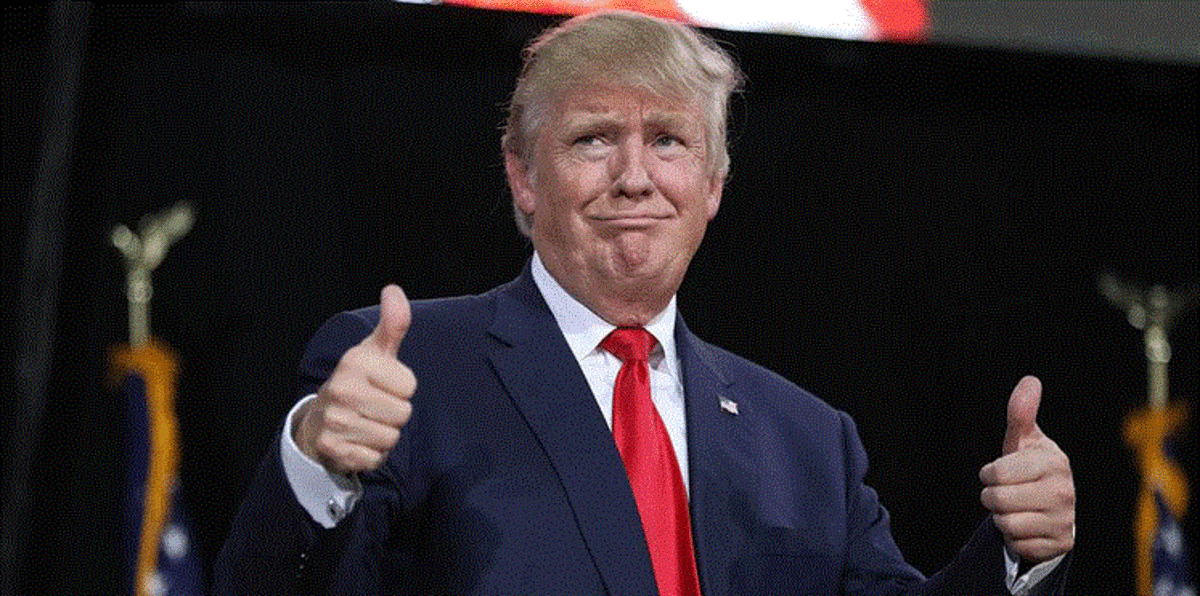 مايكل مور: دونالد ترامب سيغادر البيت الأبيض قبل أن يستقر فيه