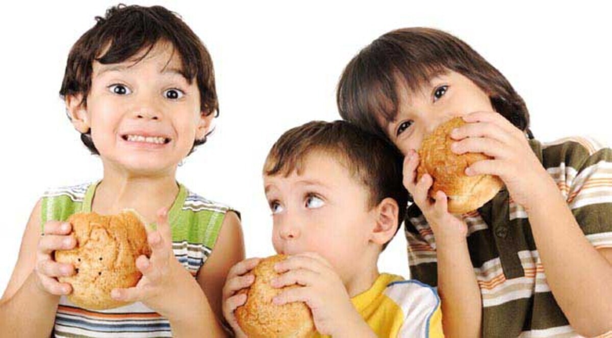 الأطفال مجبرون على الأطعمة المعلبة في رمضان