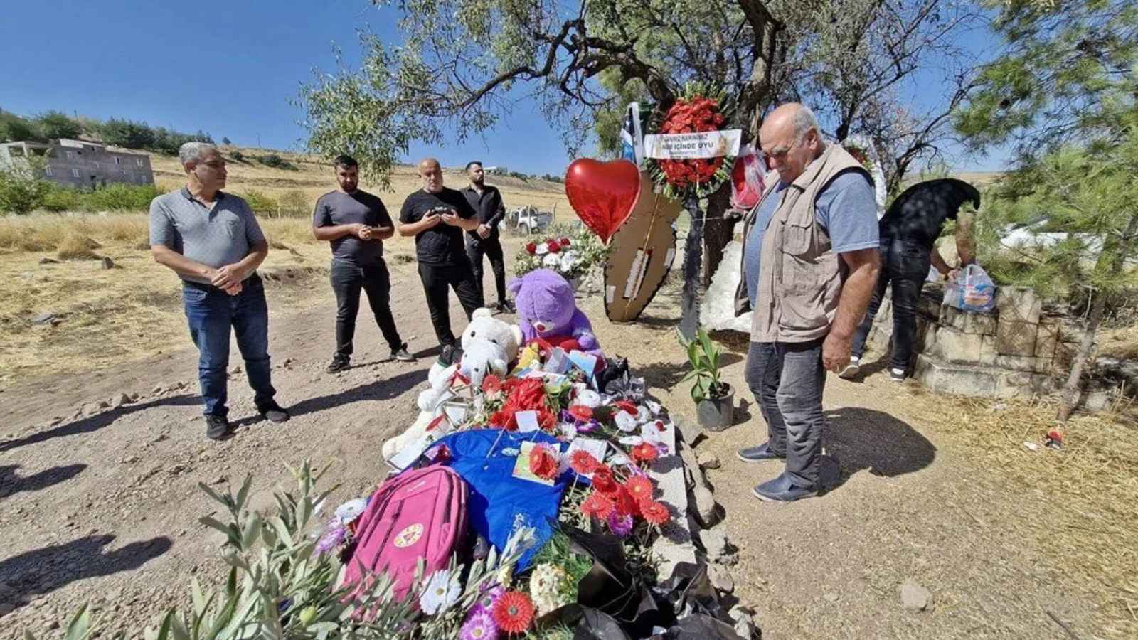 قبر الطفلة التركية نارين يتحول لمزار يقصده السكان (صور)‎