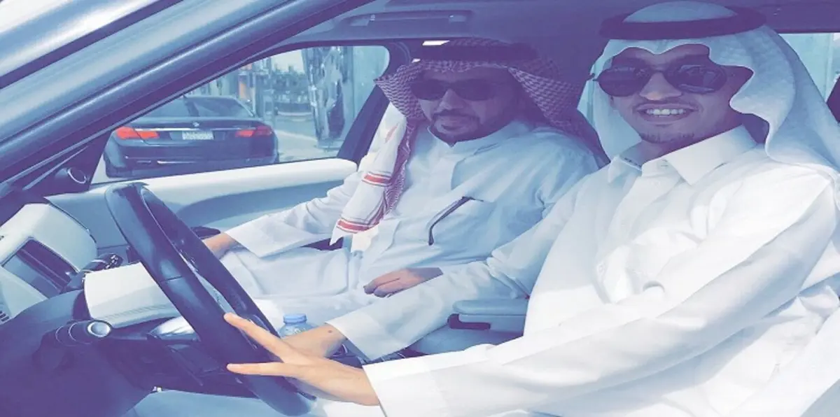 خروج الإعلامي الرياضي السعودي فهد الروقي بعد حبسه في قضية "تسريبات نادي النصر"