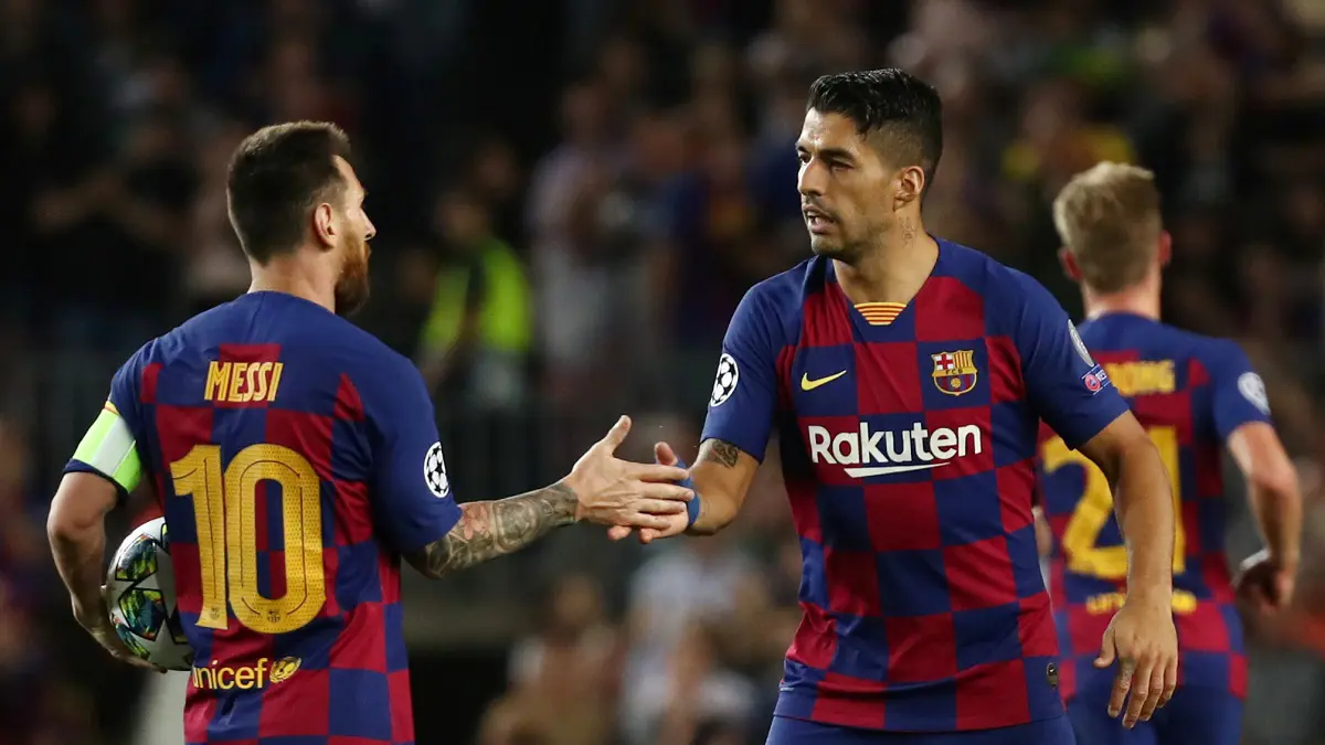 شاهد.. رد فعل ليونيل ميسي على هدفي لويس سواريز في مباراة برشلونة وإنتر ميلان (صور)