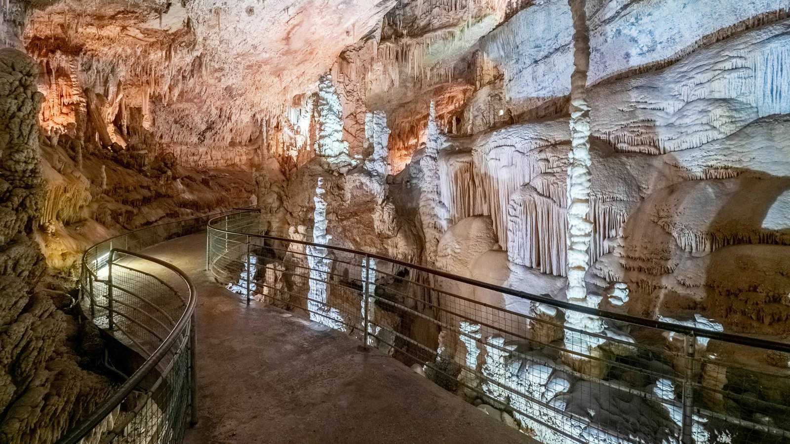 زفاف في جوف المغارة... جعيتا تهتز على وقع الجدل (فيديو إرم)