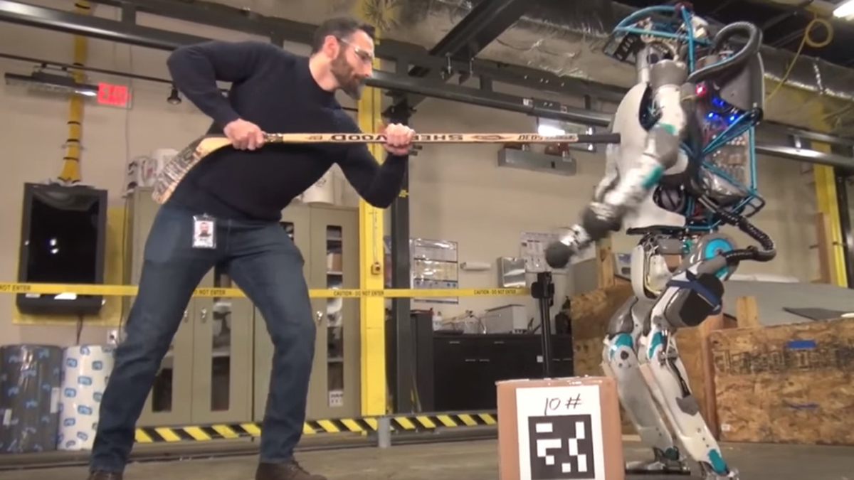 "متلازمة فرانكنشتاين".. ما سر انتشار ظاهرة مهاجمة الروبوتات في العالم؟ (صور)