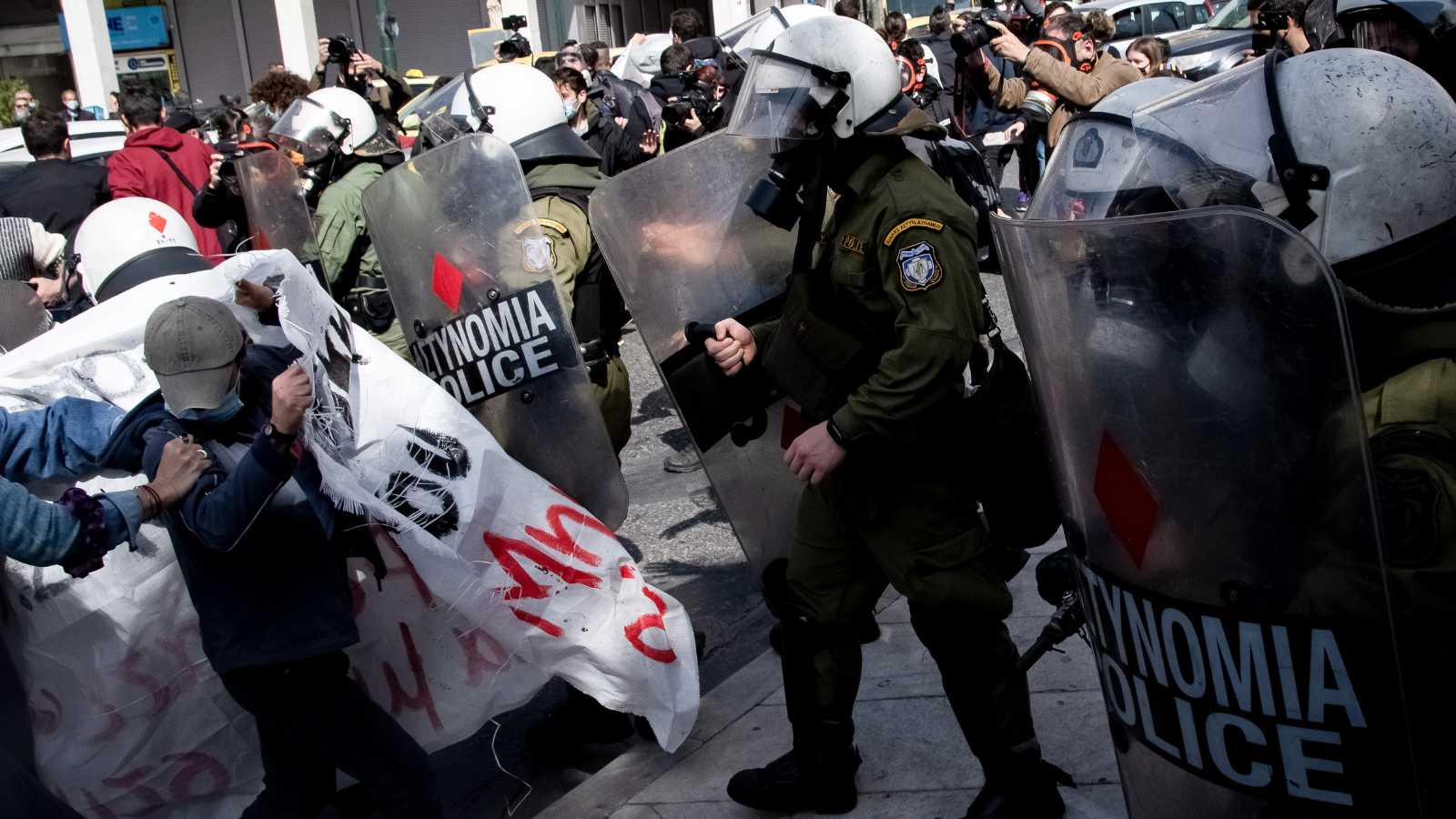 احتجاجات عمالية عارمة تعطل النقل والخدمات في اليونان