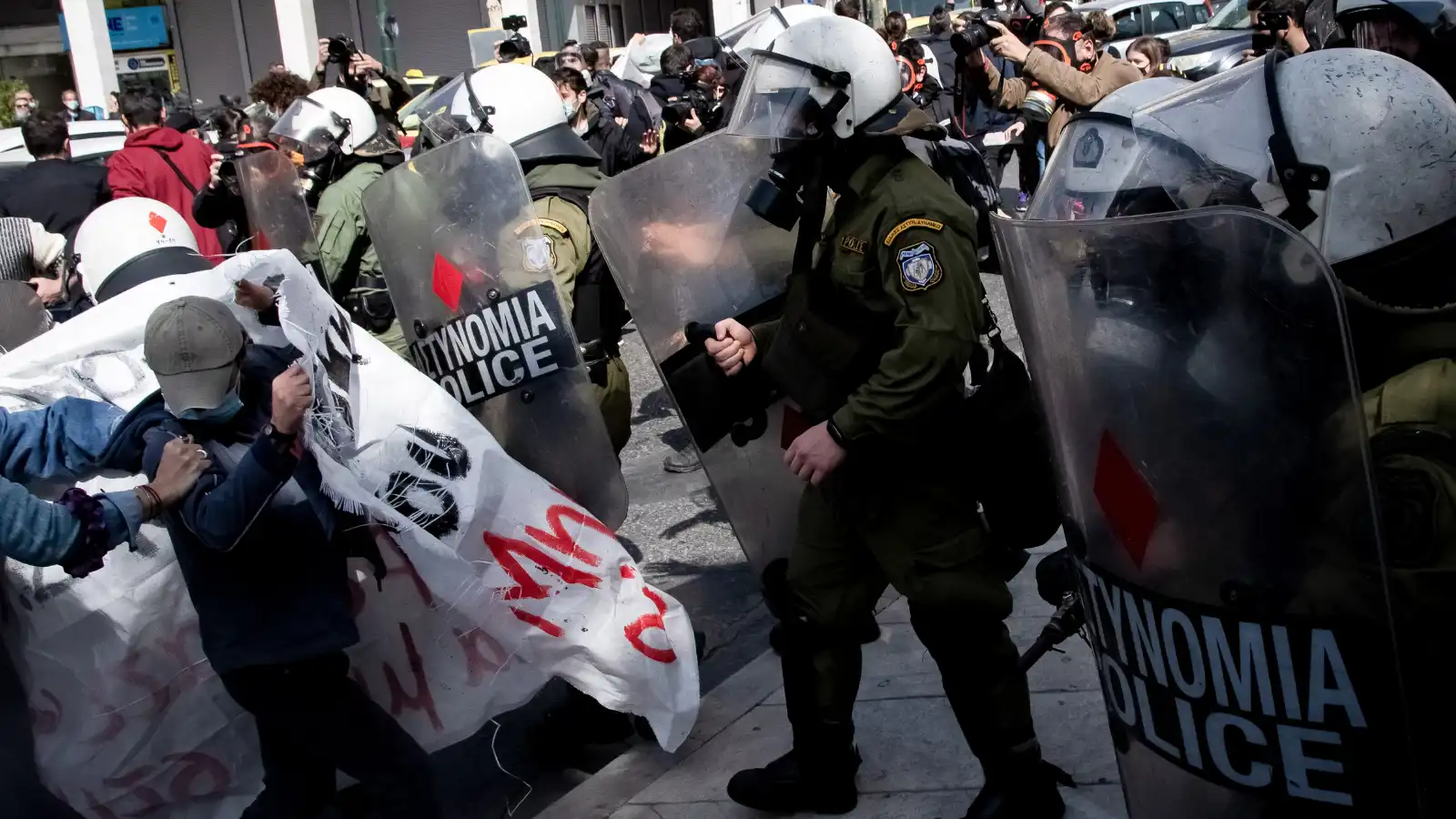 احتجاجات عمالية عارمة تعطل النقل والخدمات في اليونان