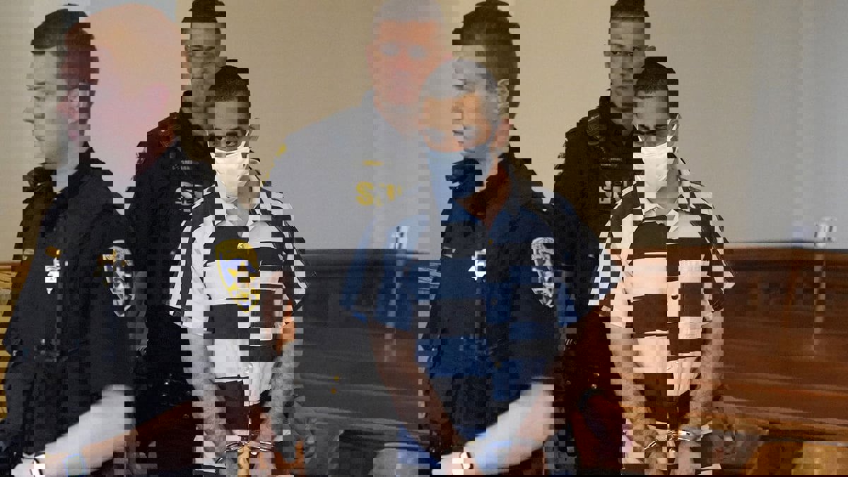 والدة مهاجم سلمان رشدي: ابني عاد "أكثر تدينا" بعد رحلة إلى لبنان