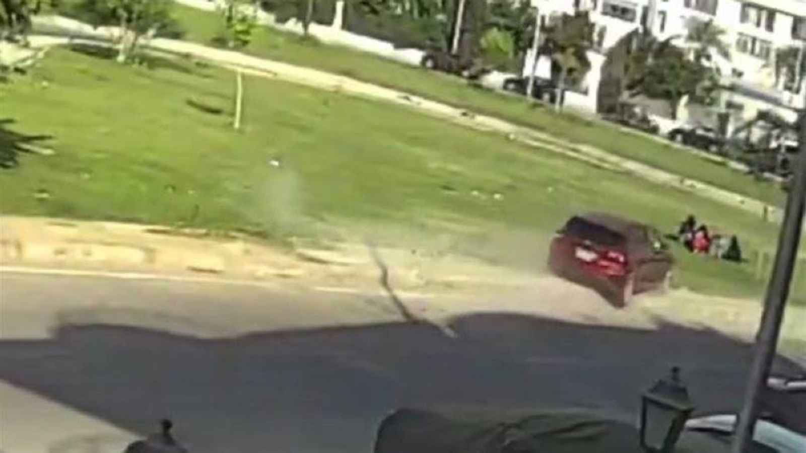 مأساة في القاهرة.. سيارة تقتحم حديقة وتدهس عائلة (فيديو إرم)