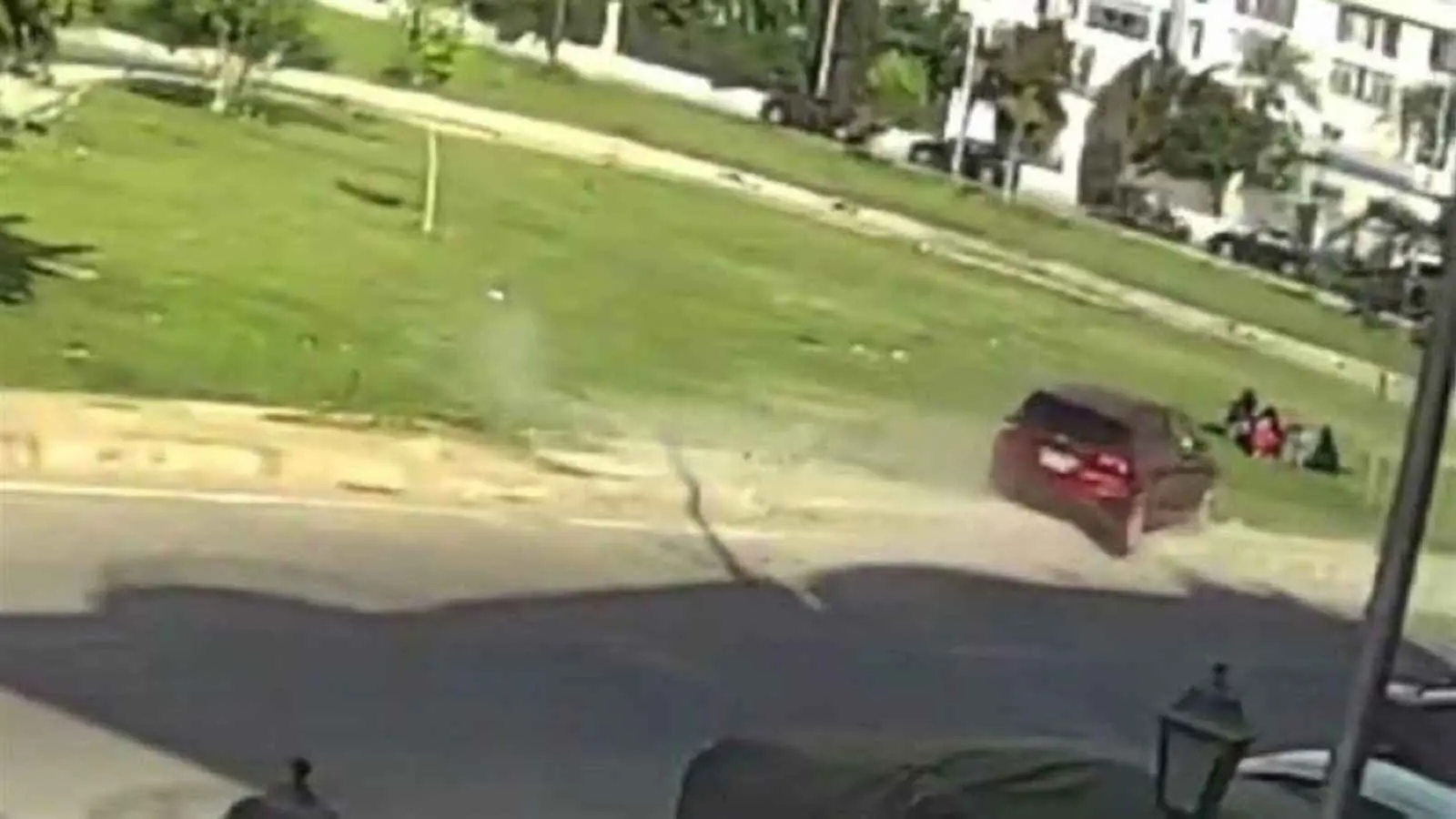 مأساة في القاهرة.. سيارة تقتحم حديقة وتدهس عائلة (فيديو إرم)