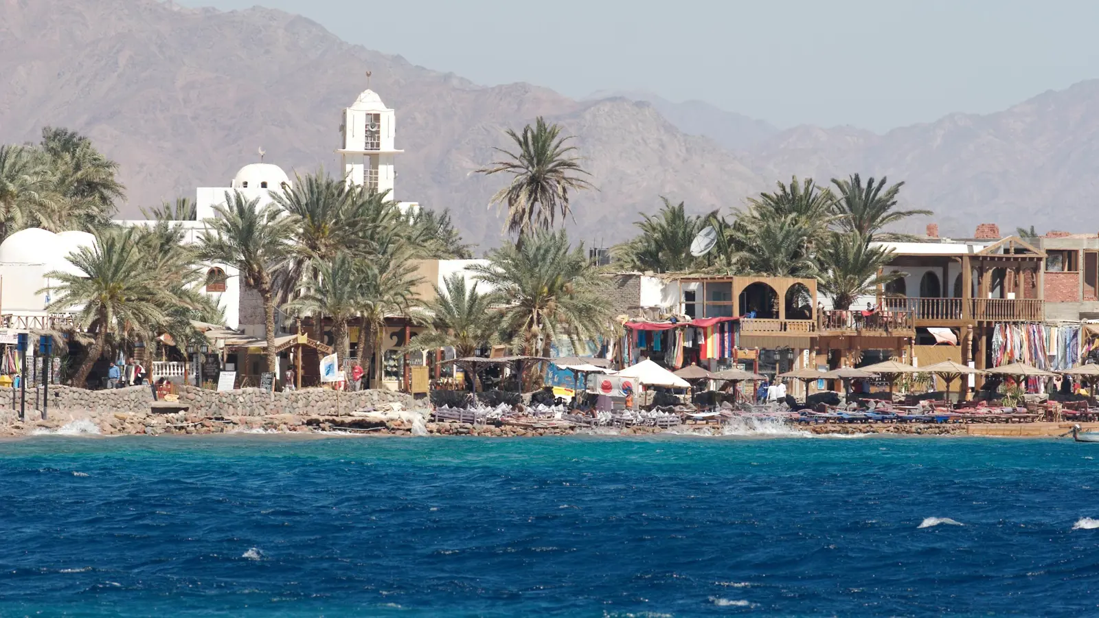 دهب المصرية.. وجهة المغامرات والاسترخاء في أحضان الطبيعة (صور)