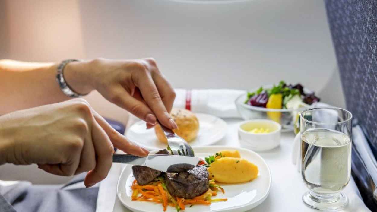 لماذا تتغير نكهة الطعام على متن الطائرة؟