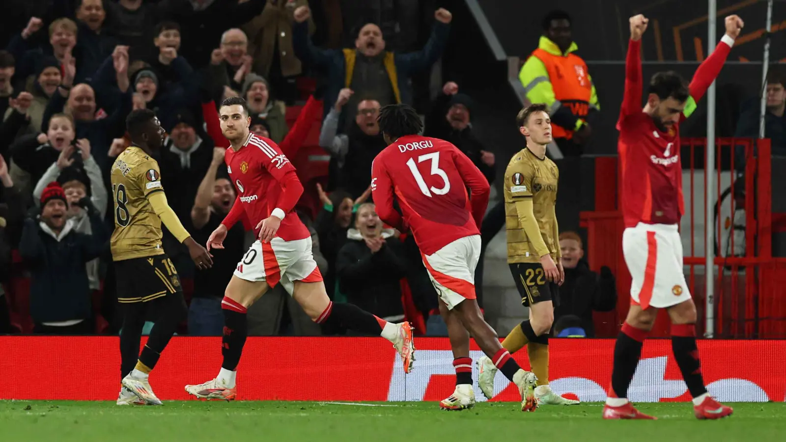 مانشستر يونايتد يجهز للإطاحة بـ10 لاعبين