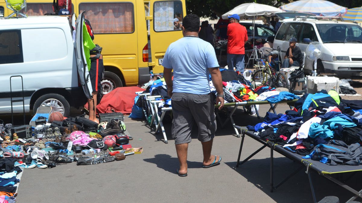 أبحاث جامعية للبيع على أرصفة سوق شعبي في المغرب (صورة)