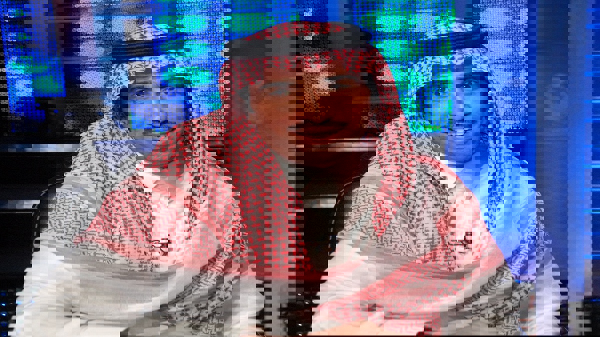 كيف ردَّ الفنان فايز المالكي على اتهامه بـ"تمثيل عمل الخير"؟ (فيديو)