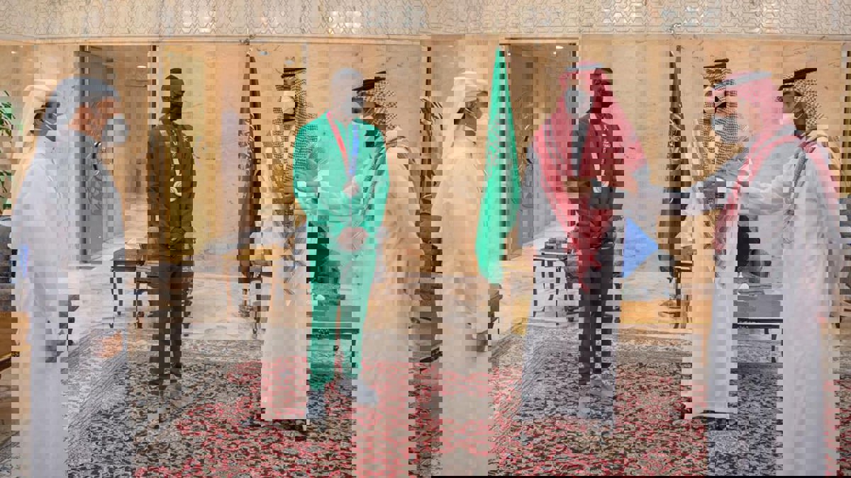 الأمير محمد بن سلمان يلتقي طارق حامدي بعد فوزه بفضية الكاراتيه في أولمبياد طوكيو